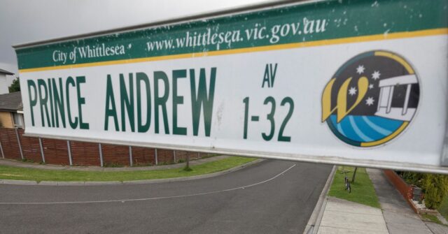 Solicita que rua com o nome do ex-príncipe desgraçado seja Os moradores da Avenida Prince Andrew perguntaram se o nome da rua mudaria, depois que o ex-real em desgraça foi destituído de seus títulos.