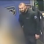 Na filmagem, tirada de dentro da estação ferroviária de Crawley em 22 de setembro deste ano, Hawre Mohamed pode ser visto conversando com a vítima e gesticulando para ela antes de passar pelas barreiras de passagem.