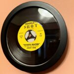 Uma cortina de contas marca a entrada de uma sala com...