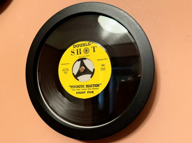 Uma cortina de contas marca a entrada de uma sala com...