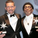 Spike Lee e Antonio Banderas comemoram um ao outro no Festival de Cinema de Torino
