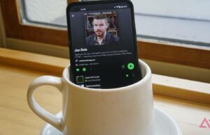 Spotify está finalmente trazendo videoclipes para os EUA Logotipo do Spotify usando fones de ouvido pretos, cercado por ícones flutuantes de notas musicais verdes em um fundo gradiente.