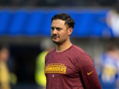 Stanford contrata Tavita Pritchard, ex-companheiro de equipe de Andrew Luck, como treinador principal Stanford Pritchard vestindo uma camisa do Washington Commanders.