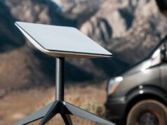 Starlink da SpaceX garante mais espectro e companhias aéreas ao passar por 8 milhões de clientes Starlink dish next to RV