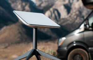 Starlink da SpaceX garante mais espectro e companhias aéreas ao passar por 8 milhões de clientes Starlink dish next to RV
