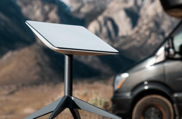 Starlink da SpaceX garante mais espectro e companhias aéreas ao Starlink dish next to RV