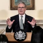 Keir Starmer está lutando para conter a pressão crescente para expulsar os assessores número 10 por trás de um briefing brutal contra o Gabinete hoje