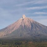 Status do Monte Semeru rebaixado de Vigilância para Alerta
