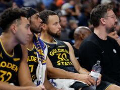 Stephen Curry registra uma surpresa pela primeira vez em sua carreira em 1.193 jogos na NBA O guarda do Golden State Warriors, Stephen Curry (30), assistiu seu time jogar do banco.