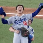 Will Smith comemora ao contornar as bases depois de acertar um home run da vitória no 11º turno da vitória decisiva do Jogo 7 da World Series dos Dodgers sobre os Blue Jays.