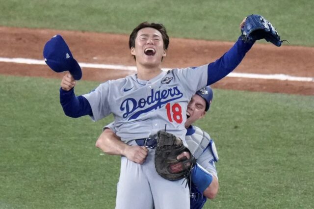 Will Smith comemora ao contornar as bases depois de acertar um home run da vitória no 11º turno da vitória decisiva do Jogo 7 da World Series dos Dodgers sobre os Blue Jays.