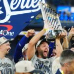 O arremessador do Los Angeles Dodgers, Yoshinobu Yamamoto, comemora após a vitória contra o Toronto Blue Jays no jogo 7 da World Series de beisebol.