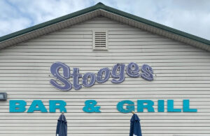 Stooges Bar em Louisville ‘sentado em uma zona de guerra’ após a queda do avião da UPS Stooges Bar & Grill, 7123 Grade Lane, está fechado até novo aviso após a queda mortal do avião de carga da UPS na terça-feira em Louisville.