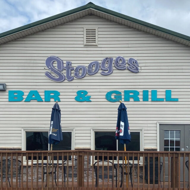 Stooges Bar em Louisville 'sentado em uma zona de guerra' Stooges Bar & Grill, 7123 Grade Lane, está fechado até novo aviso após a queda mortal do avião de carga da UPS na terça-feira em Louisville.