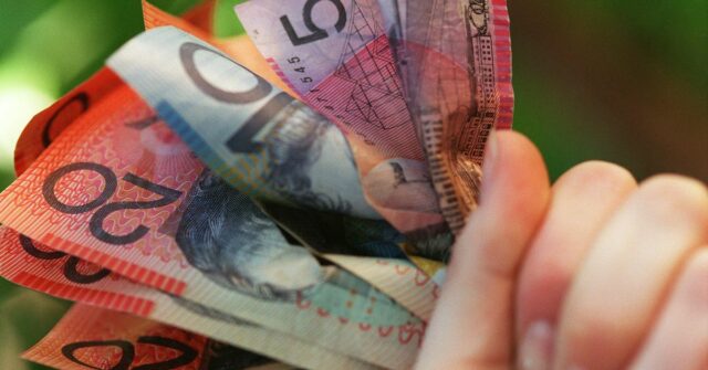 Stoush interestadual de US$ 6 bilhões pairando sobre o polêmico Alguém segurando um punhado de dinheiro australiano.