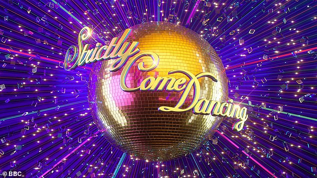 Strictly Come Dancing enfrenta novo escândalo quando 'concorrente casado beija Strictly Come Dancing pode estar envolvido em mais escândalo depois que um vídeo de um ex-concorrente casado beijando apaixonadamente uma profissional feminina apareceu