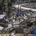 epa12503937 Trabalhadores funerários e voluntários carregam os restos mortais de uma pessoa que se acredita ter sido arrastada pelas enchentes causadas pelo tufão Kalmaegi na cidade de Mandaue, Filipinas, em 5 de novembro de 2025. De acordo com o Conselho Nacional de Redução e Gestão de Risco de Desastres (NDRRMC), 66 pessoas morreram como resultado do tufão. O tufão Kalmaegi atravessou a região de Visayas, no centro das Filipinas, em 4 de novembro, causando inundações, cortes de energia e danos materiais. EPA/JUANITO ESPINOSA