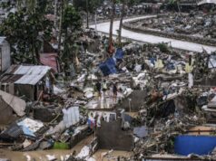 Supertufão atinge Filipinas, atinge costa e evacuações em massa epa12503937 Trabalhadores funerários e voluntários carregam os restos mortais de uma pessoa que se acredita ter sido arrastada pelas enchentes causadas pelo tufão Kalmaegi na cidade de Mandaue, Filipinas, em 5 de novembro de 2025. De acordo com o Conselho Nacional de Redução e Gestão de Risco de Desastres (NDRRMC), 66 pessoas morreram como resultado do tufão. O tufão Kalmaegi atravessou a região de Visayas, no centro das Filipinas, em 4 de novembro, causando inundações, cortes de energia e danos materiais. EPA/JUANITO ESPINOSA