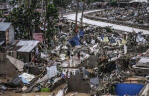Supertufão atinge Filipinas, atinge costa e evacuações em massa epa12503937 Trabalhadores funerários e voluntários carregam os restos mortais de uma pessoa que se acredita ter sido arrastada pelas enchentes causadas pelo tufão Kalmaegi na cidade de Mandaue, Filipinas, em 5 de novembro de 2025. De acordo com o Conselho Nacional de Redução e Gestão de Risco de Desastres (NDRRMC), 66 pessoas morreram como resultado do tufão. O tufão Kalmaegi atravessou a região de Visayas, no centro das Filipinas, em 4 de novembro, causando inundações, cortes de energia e danos materiais. EPA/JUANITO ESPINOSA