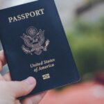 O presidente Donald Trump ouve o secretário de Saúde e Serviços Humanos, Robert F. Kennedy Jr., falar durante um evento sobre os preços dos medicamentos.