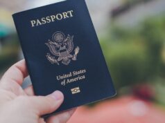 Suprema Corte dos EUA permite que Trump bloqueie pessoas trans e não binárias de marcadores sexuais em passaportes O presidente Donald Trump ouve o secretário de Saúde e Serviços Humanos, Robert F. Kennedy Jr., falar durante um evento sobre os preços dos medicamentos.