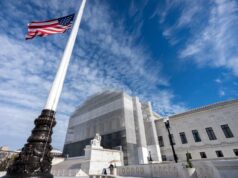 Suprema Corte permite que Trump impeça transgêneros e não binários de escolherem marcadores sexuais no passaporte Suprema Corte permite que Trump impeça transgêneros e não binários de escolherem marcadores sexuais no passaporte