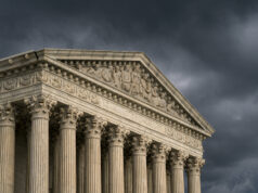 Supremo Tribunal emite ordem de emergência para bloquear pagamentos integrais de ajuda alimentar SNAP ARQUIVO - A placa de informação SNAP EBT é exibida em um posto de gasolina em Riverwoods, Illinois, sábado, 1º de novembro de 2025. (AP Photo / Nam Y. Huh, arquivo)