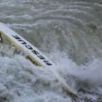 Ondas quebram no cais do porto de Santa Cruz na manhã de quarta-feira....