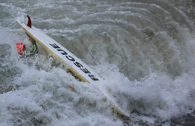 Ondas quebram no cais do porto de Santa Cruz na manhã de quarta-feira....