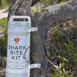 Surfistas e sobreviventes pedem kits de mordida de tubarão que salvam vidas em todas as praias australianas