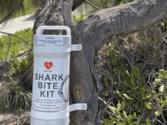Surfistas e sobreviventes pedem kits de mordida de tubarão que salvam vidas em todas as praias australianas Surfistas e sobreviventes pedem kits de mordida de tubarão que salvam vidas em todas as praias australianas