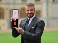 Surja Sir David Beckham depois de se tornar o quinto homem do Man Utd a receber o título de cavaleiro ícone de correio