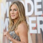 Surpreendentemente, as botas Ugg clássicas de Jennifer Aniston ainda estão em estoque – por enquanto