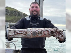 Suspeito de dispositivo de rastreamento russo encontrado por mergulhadores Uma pilha de materiais de pesca, principalmente linhas de pesca e iscas, é apresentada em cima de bolsas de mergulho laranja brilhante.