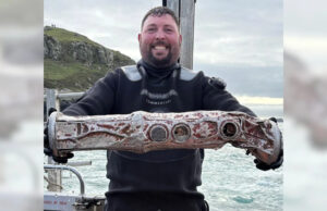 Suspeito de dispositivo de rastreamento russo encontrado por mergulhadores Uma pilha de materiais de pesca, principalmente linhas de pesca e iscas, é apresentada em cima de bolsas de mergulho laranja brilhante.