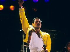 TALK OF THE TOWN: V&A simplesmente não está pronto para Freddie, pois recusa a coleção de moda do vocalista do Queen Peter Freestone, assistente pessoal e confidente de longa data de Freddie Mercury (foto), revelou que ofereceu ao Victoria & Albert Museum de Londres 1.000 itens da coleção de Freddie para serem exibidos - mas os curadores lhe disseram que não poderiam acomodar uma exposição até pelo menos 2030