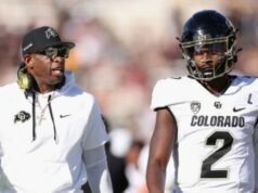 Tal pai, tal filho: Deion e Shedeur Sanders tornam difícil torcer por eles Tal pai, tal filho: Deion e Shedeur Sanders tornam difícil torcer por eles