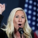 Marjorie Taylor Greene em um comício com o então presidente Donald Trump em janeiro de 2021.