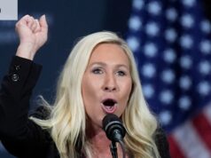 Taylor Greene viu a luz sobre Trump? Há uma razão mais simples para a queda deles Marjorie Taylor Greene em um comício com o então presidente Donald Trump em janeiro de 2021.