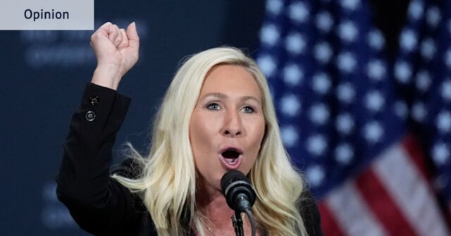 Marjorie Taylor Greene em um comício com o então presidente Donald Trump em janeiro de 2021.
