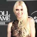 Taylor Momsen posa nua em nada além de pintura corporal preta para o novo videoclipe de sua banda