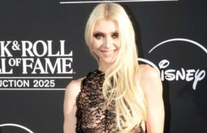 Taylor Momsen impressiona com vestido transparente no Rock & Roll Hall of Fame Taylor Momsen posa nua em nada além de pintura corporal preta para o novo videoclipe de sua banda