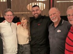 Taylor Swift abraça Travis Kelce e Scott após o jogo dos Chiefs Jogo dos chefes de Taylor Swift