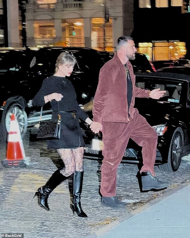 Taylor Swift exibe pernas compridas com minissaia e botas para Taylor Swift exibiu suas pernas matadoras enquanto ela e o noivo Travis Kelce desfrutavam de outro encontro chique na cidade de Nova York na quinta-feira