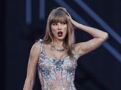 Taylor Swift viaja secretamente 3.500 milhas para filmar um videoclipe no shopping center de Croydon com amigos famosos Taylor Swift supostamente voou secretamente 3.500 milhas para filmar um videoclipe em um shopping center em Croydon esta semana