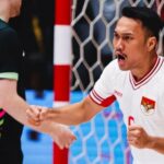 Técnico da Seleção Indonésia de Futsal triste em meio à vitória sobre a Austrália