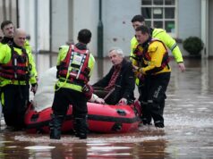 Tempestade Claudia mata três em Portugal e provoca inundações na Grã-Bretanha Os serviços de emergência ajudam pessoas numa rua inundada em Monmouth, País de Gales.