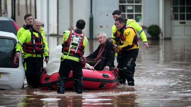 Tempestade Claudia mata três em Portugal e provoca inundações na Os serviços de emergência ajudam pessoas numa rua inundada em Monmouth, País de Gales.