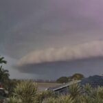 South Queensland foi atingido por enchentes, granizo e árvores caídas na noite passada,