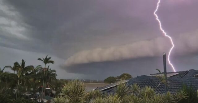 Tempestades generalizadas ameaçam chuvas fortes, ventos prejudiciais e granizo grande South Queensland foi atingido por enchentes, granizo e árvores caídas na noite passada,